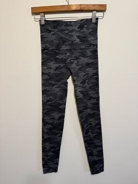 Spanx seamless camo leggings S women’s EUC